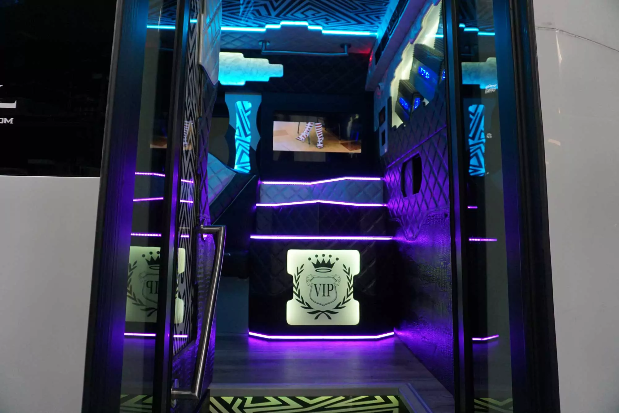 AVITAL CHICAGO PARTY BUS AND LIMOUSINE